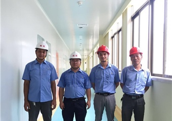 施工好的工程現場合影